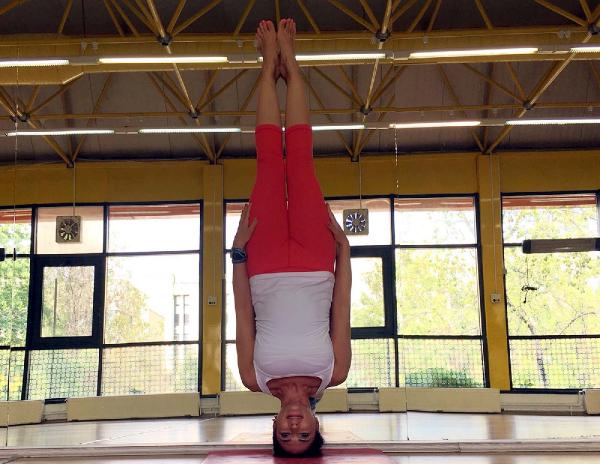 Bel ağrısından yoga yaparak kurtuldu